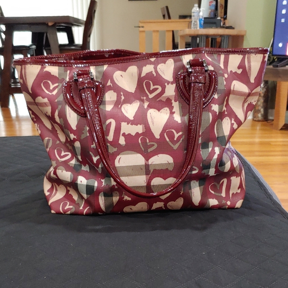 Burberry Red and Cream Heart Tote - Picture 4 of 12